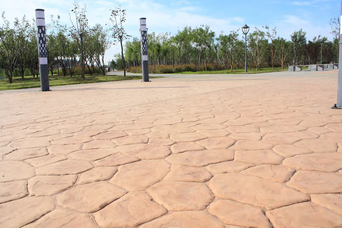 Zona de relax de una institución educativa con piso de cemento estampado.